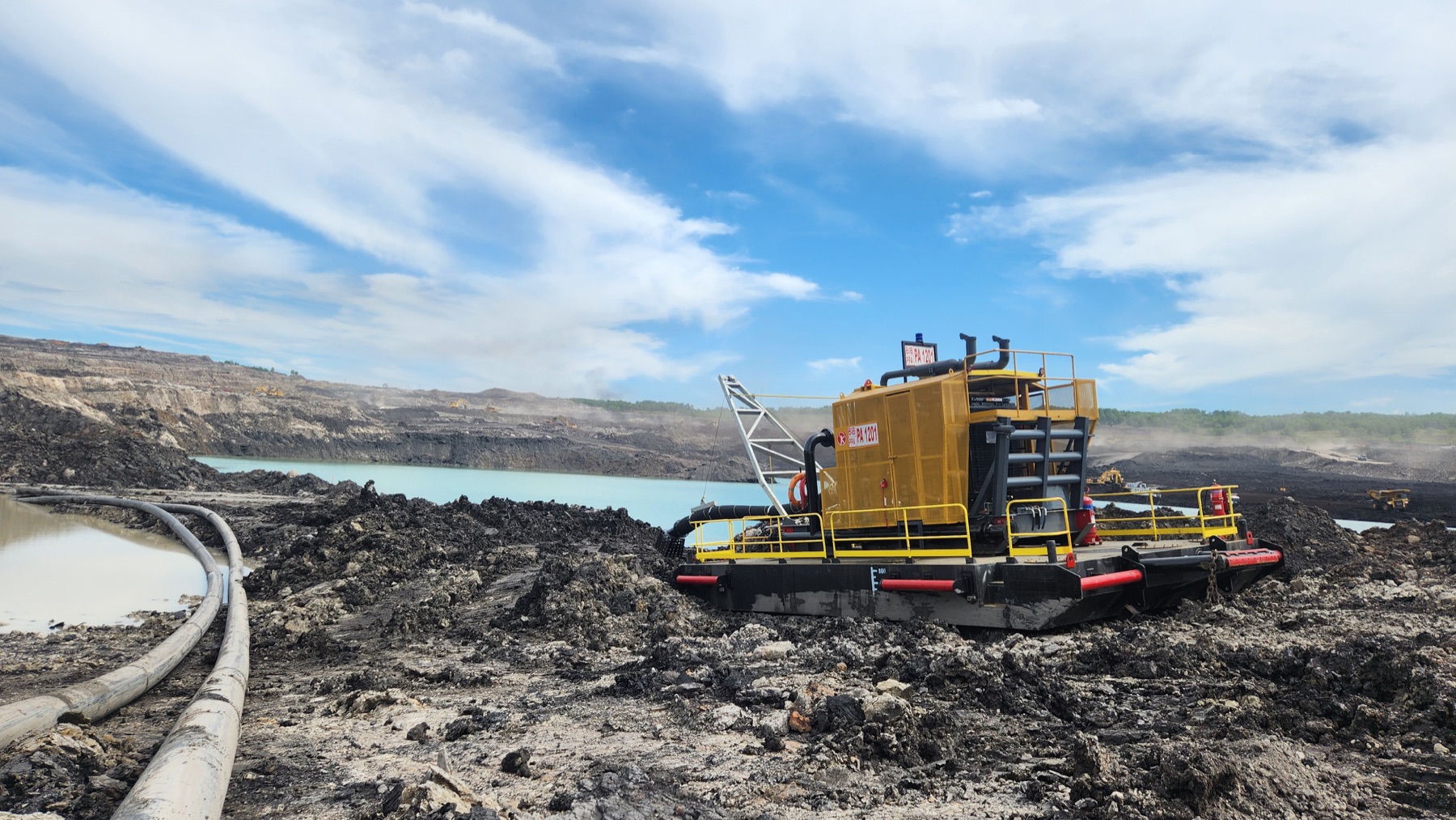 Pompa dewatering bekerja di area tambang Indonesia